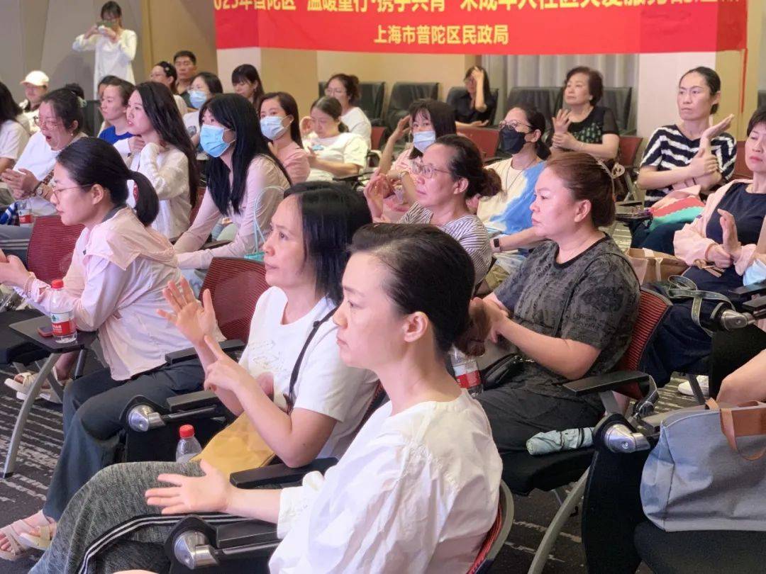 主讲老师刘宁是乐扬家长学校正向养育指导师,有二十多年初中班主任的