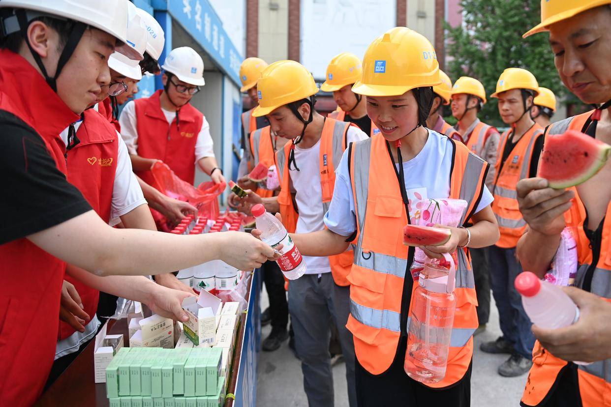 (社会)杭州:夏日工地送清凉