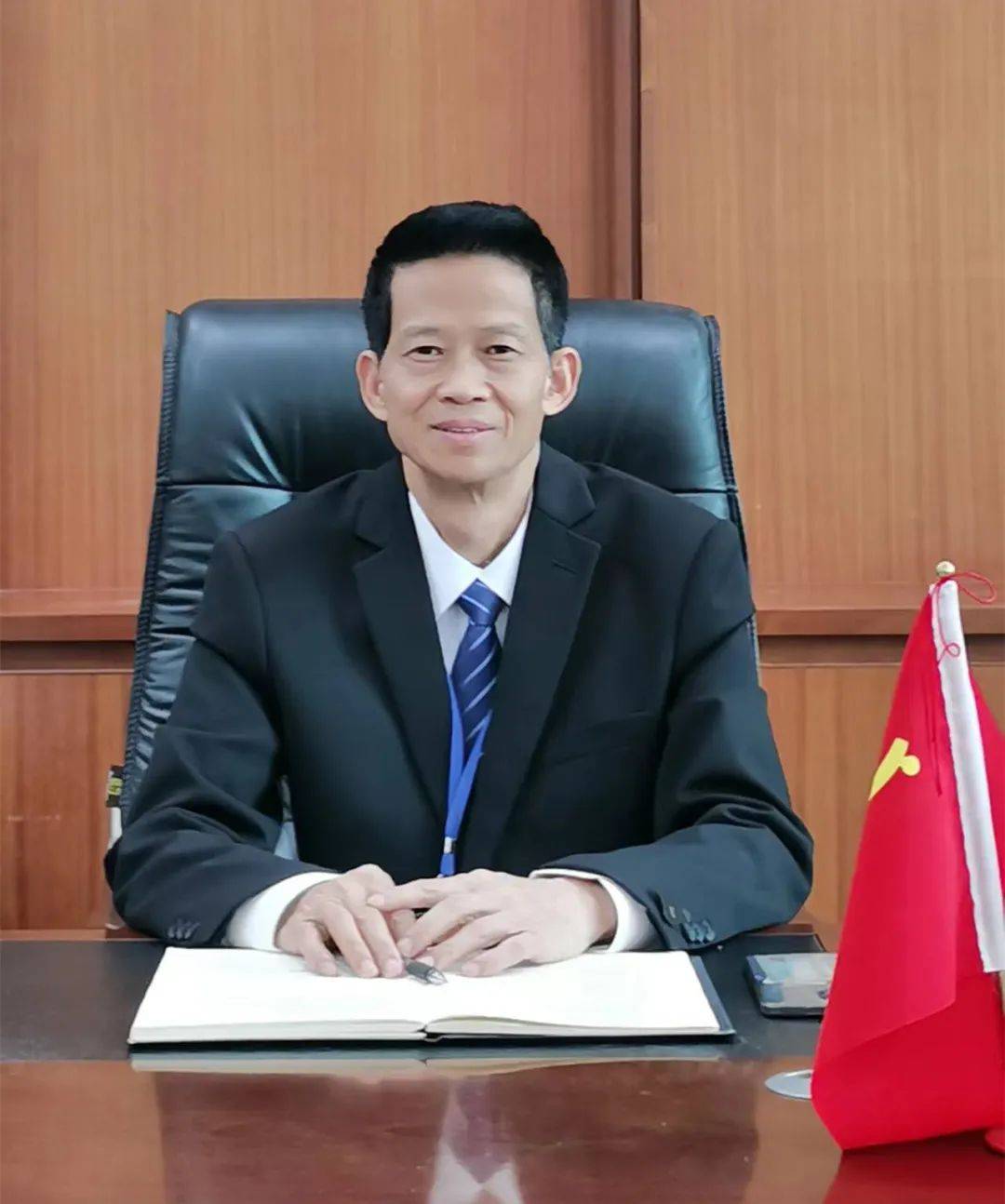 全国科技教育先进校长,广东省中学高级职称评委库成员,肇庆市基础教育