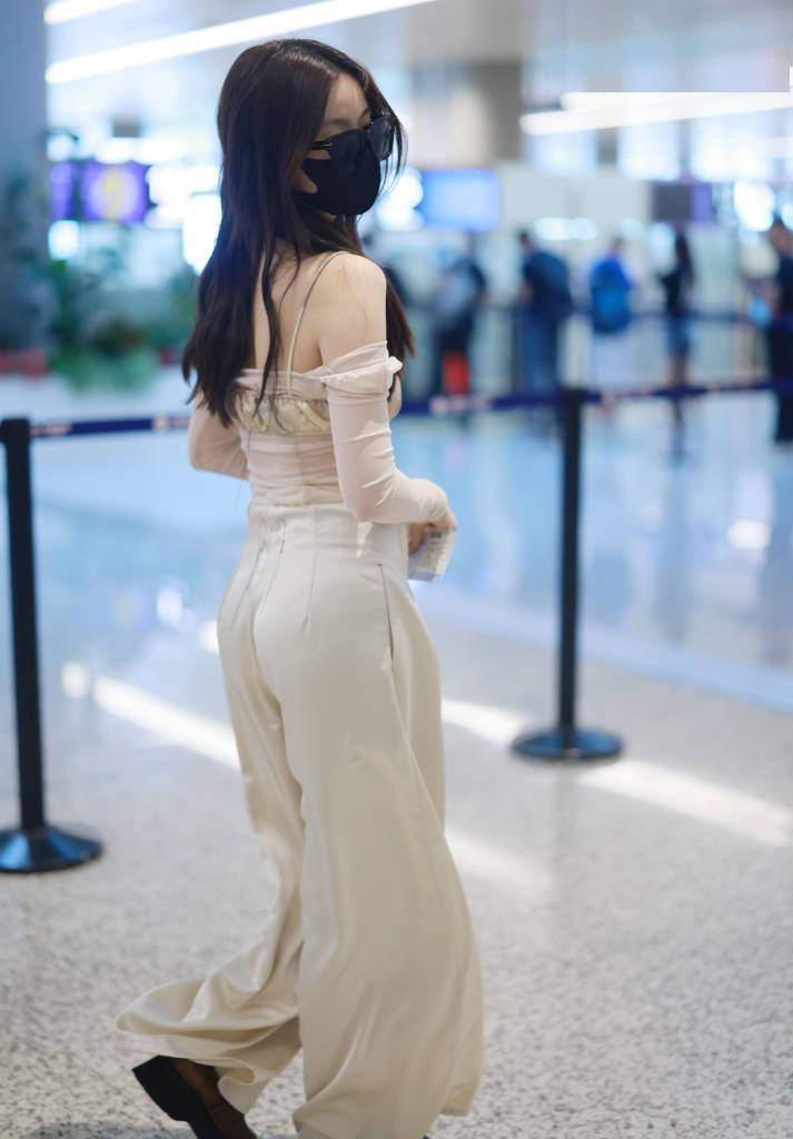 陈卓璇穿半透视上衣现身机场 身材白皙纤细好似二次元美女_账号_漫画