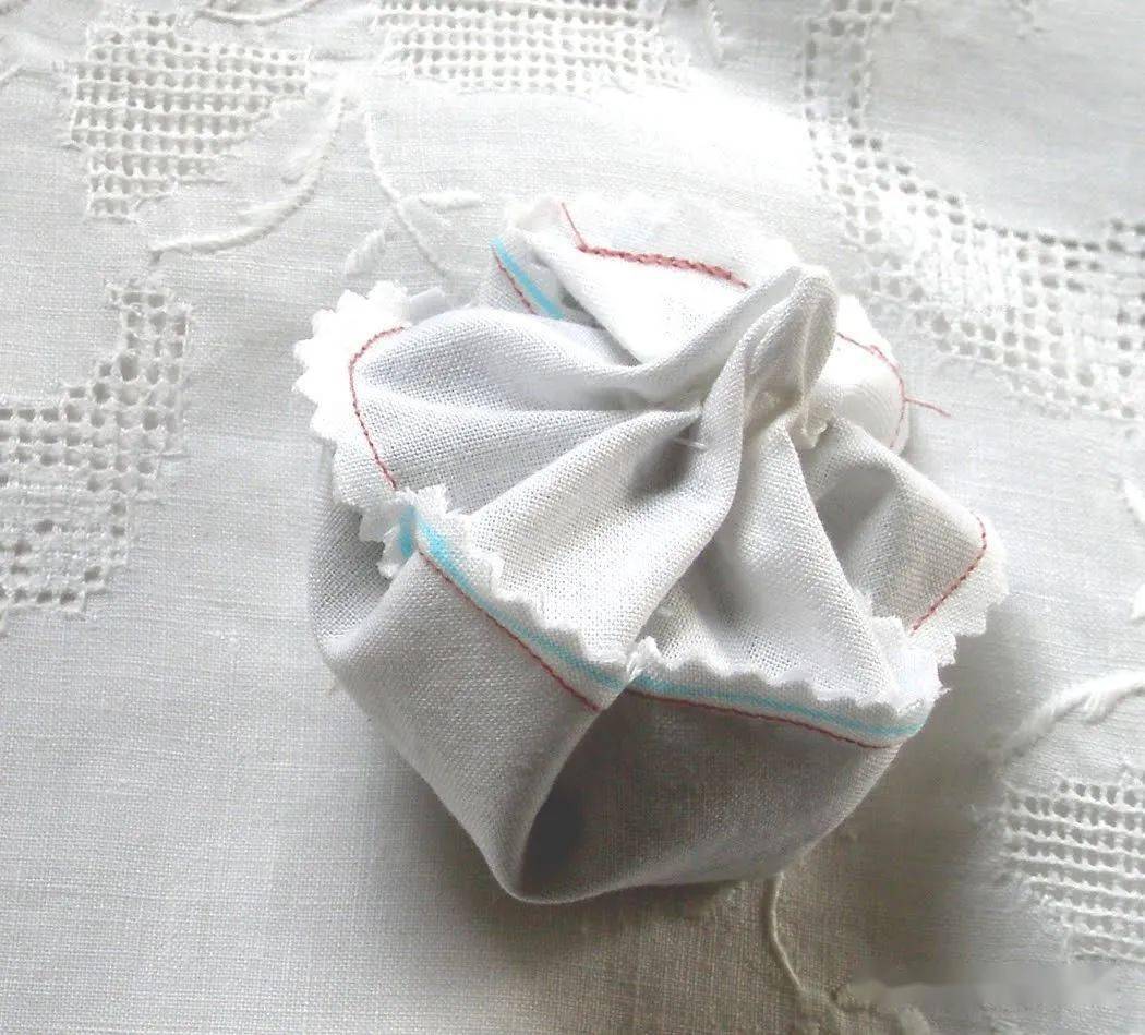 剪几块相同图案的小碎布,拼起来大家都忍不住模仿,实在太美了!