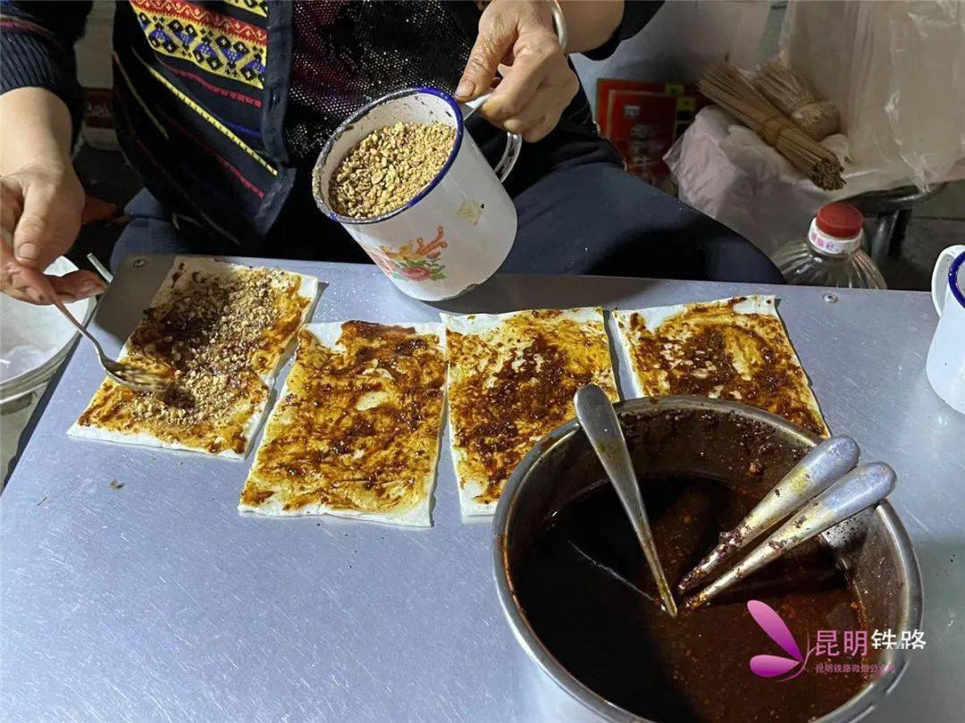 小吃烧饵块是巍山古城街头巷角烧饵块等上一个小时才能吃到是常事偰氏