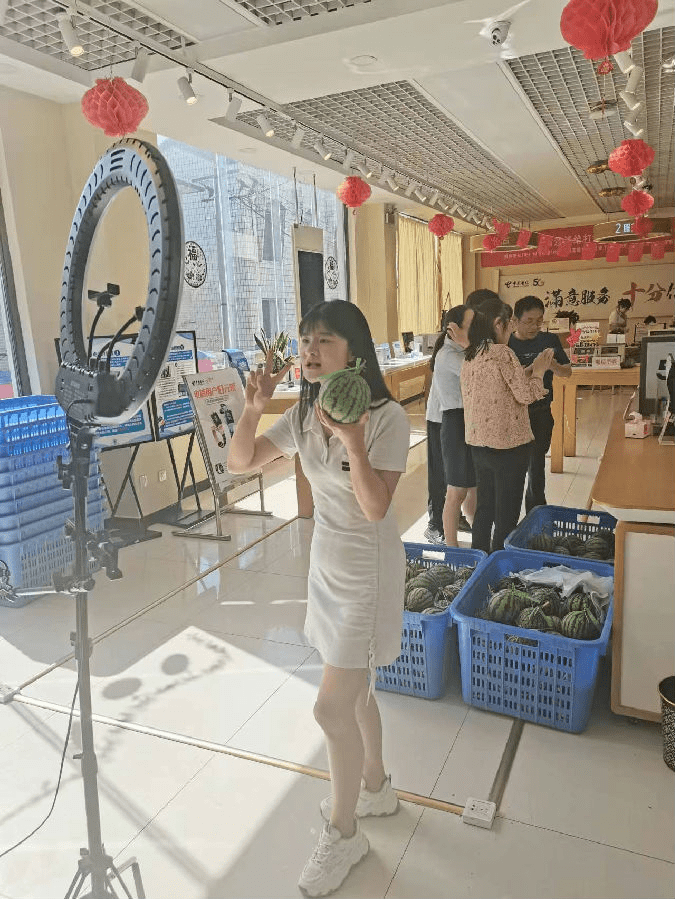 中国电信陕西洛南分公司公益助农情系百姓民生