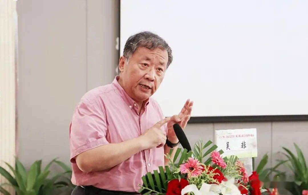 笔名吴非,南京人,著名杂文作家,江苏省特级教师,首批教授级中学教师