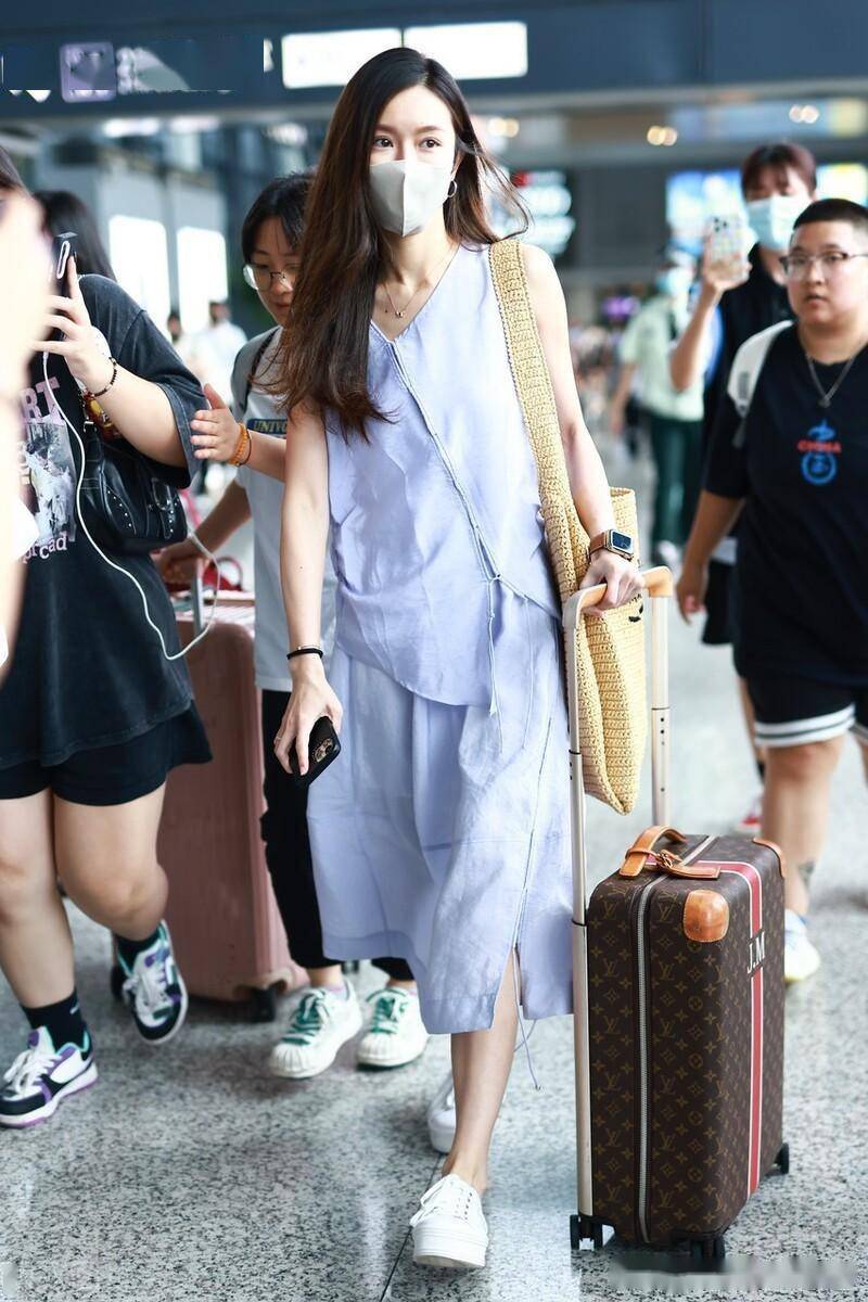 街拍:文咏珊紫色亚麻背心 紫色亚麻半裙 小白鞋清凉休闲