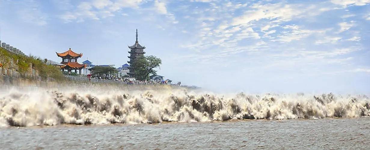 钱塘江现滚筒式潮水似万马奔腾_潮头_海宁_交叉