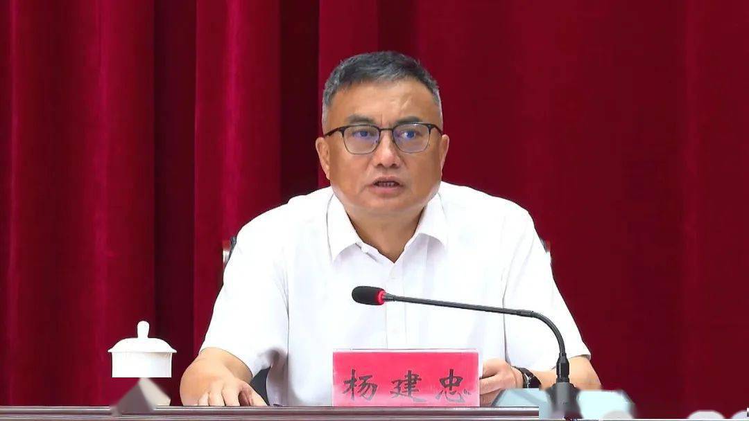 县委副书记,县政府县长邓世武主持会议,县领导任文忠,魏坚,刘华荣,陈