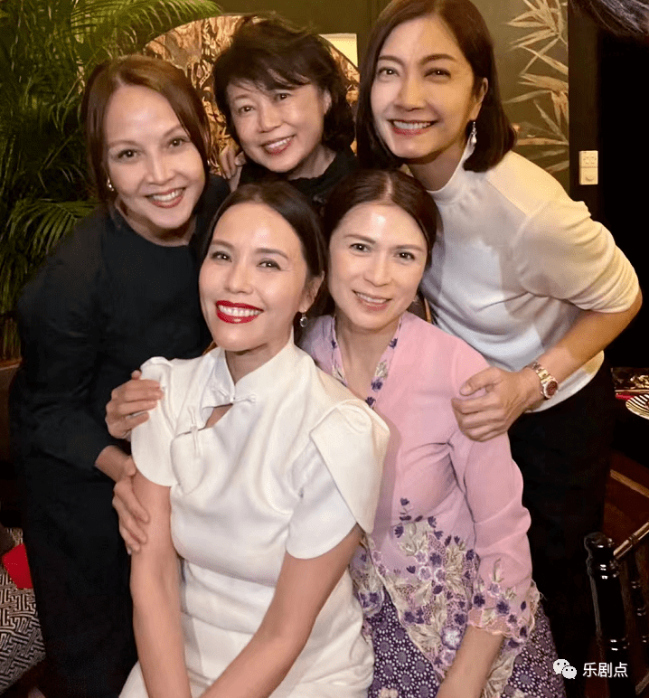 新加坡女神潘玲玲生日,一众花旦重聚引回忆,郑惠玉穿旗袍抢镜_向云_穿