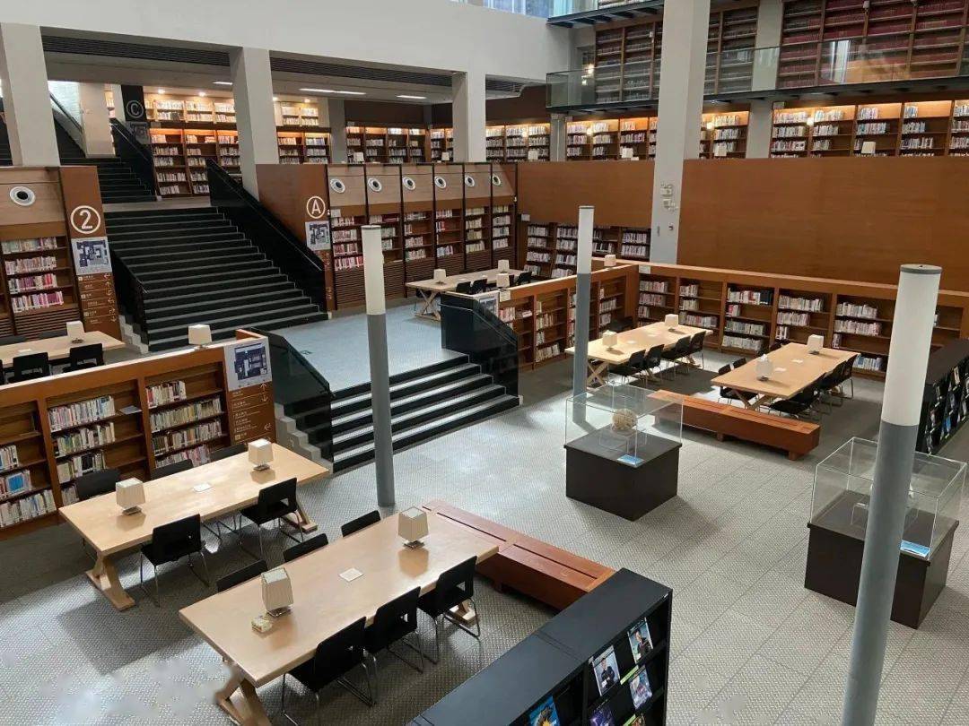 汕头大学图书馆是香港知名爱国人士李嘉诚先生捐巨资兴建的汕头大学的