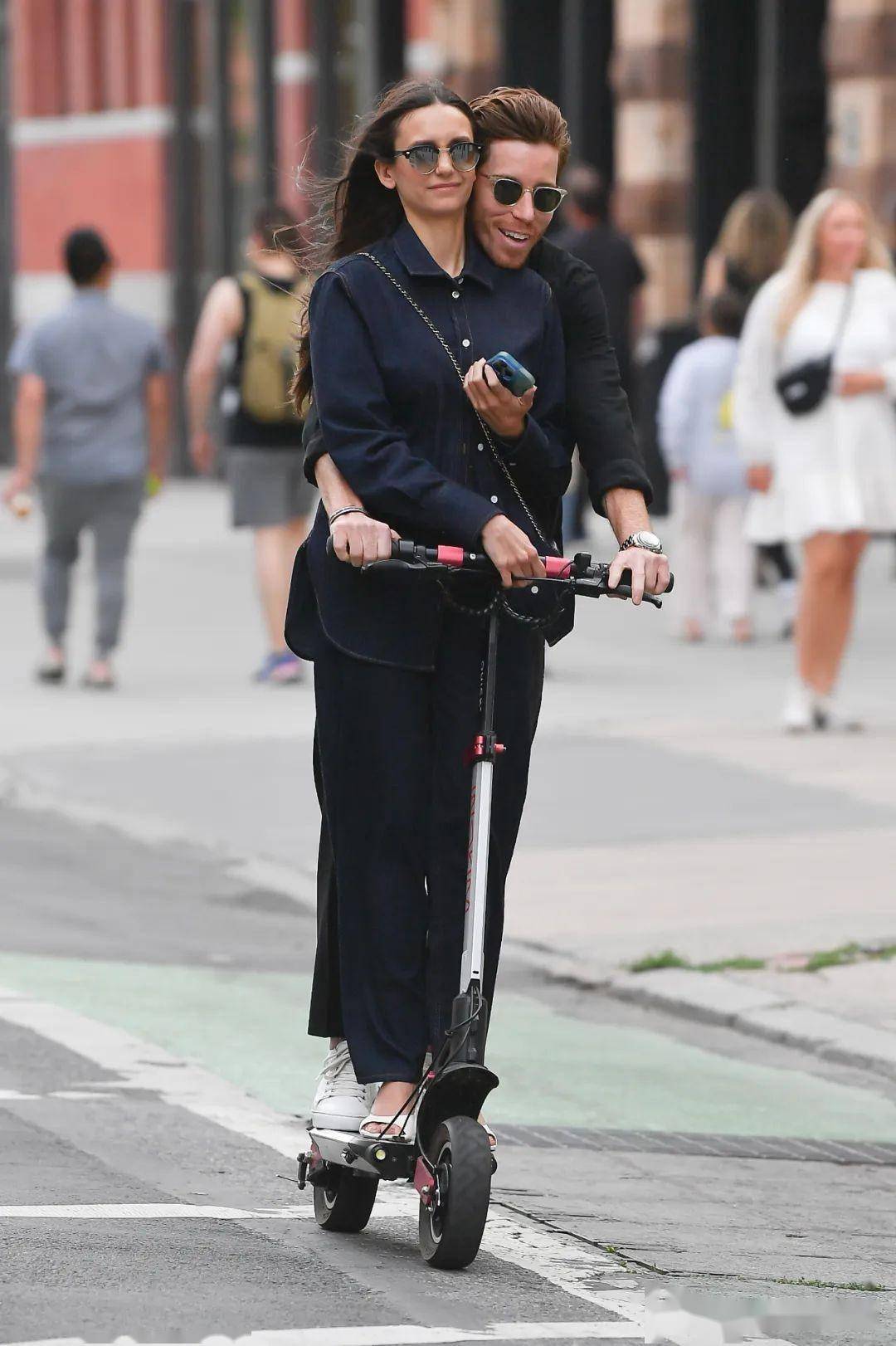 《吸血鬼日记》女星妮娜·杜波夫杂志大片,健美身材姐感爆棚_新作