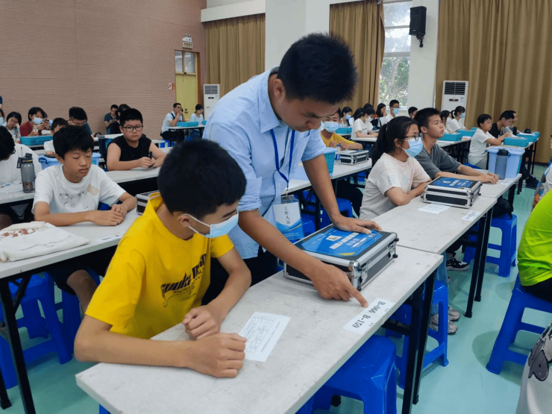 汕头市谢易初中学校服图片