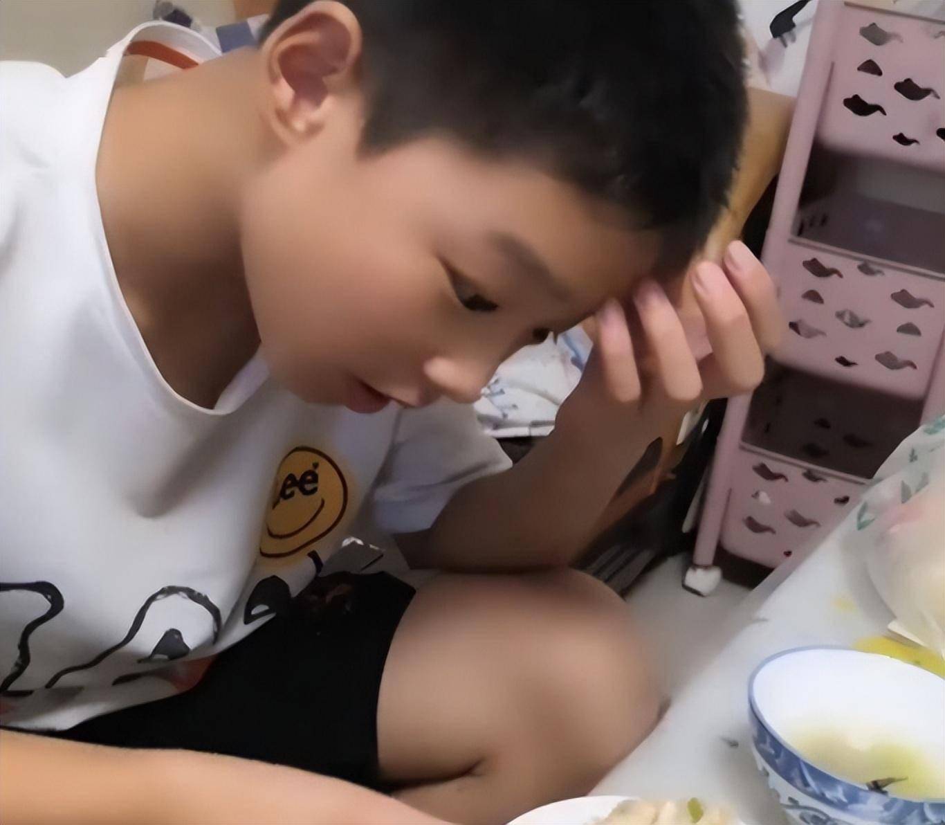 儿子放暑假回去俩星期,脸大了一圈,赶紧接回来_奶奶_孩子_一个人