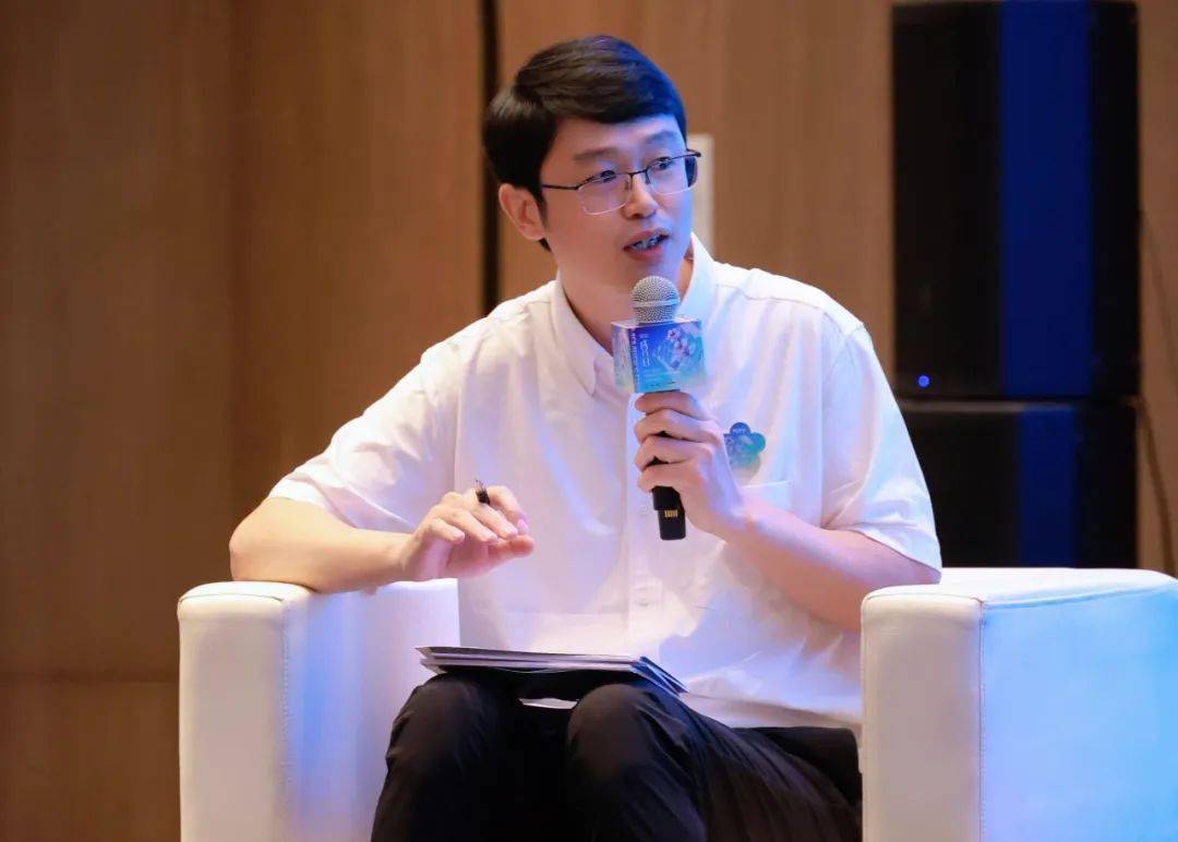 纺织产品开发中心主任李斌红,福建永荣锦江股份有限公司总经理汪建根