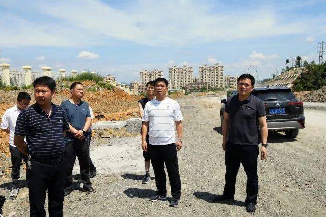 调研镇果公路县城环线杨绪春要求,坪上镇魔芋初加工项目要围绕年底开