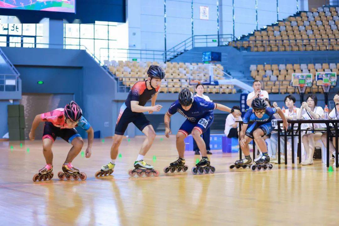 本次赛事自由式轮滑比赛邀请国家级裁判童寰骋任裁判长,同时他也是