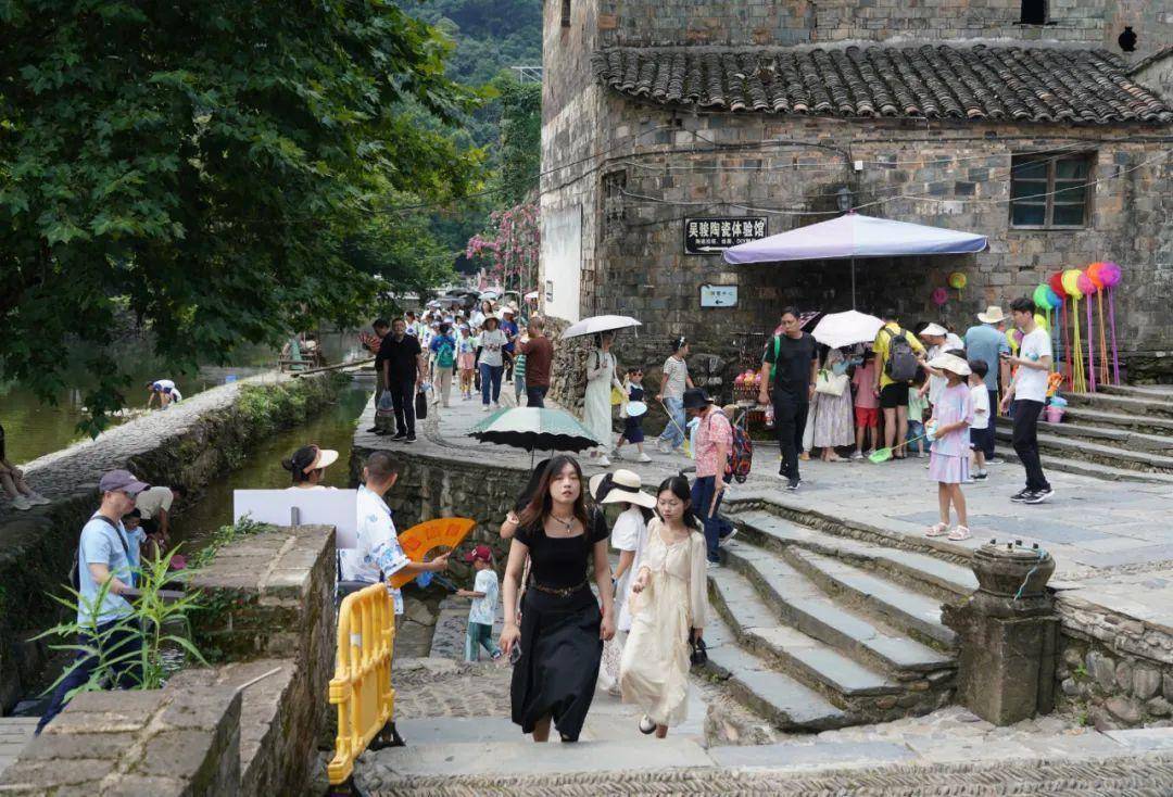 高温难挡出游热情 瑶里避暑迎来高峰_景区_家长_门票