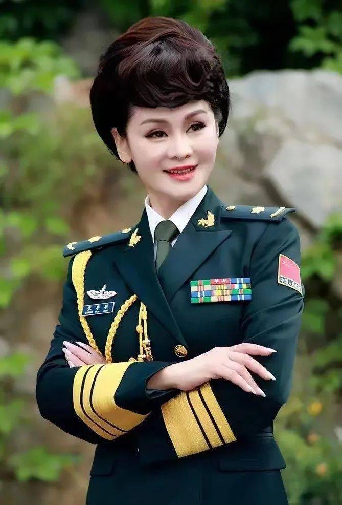 作张华敏,陕西西安人,国家一级演员, 现为中国人民解放军火箭军文工团
