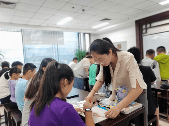 7月16日下午,来自温州市绣山小学的许海鸥老师,带领到场的18组小学生