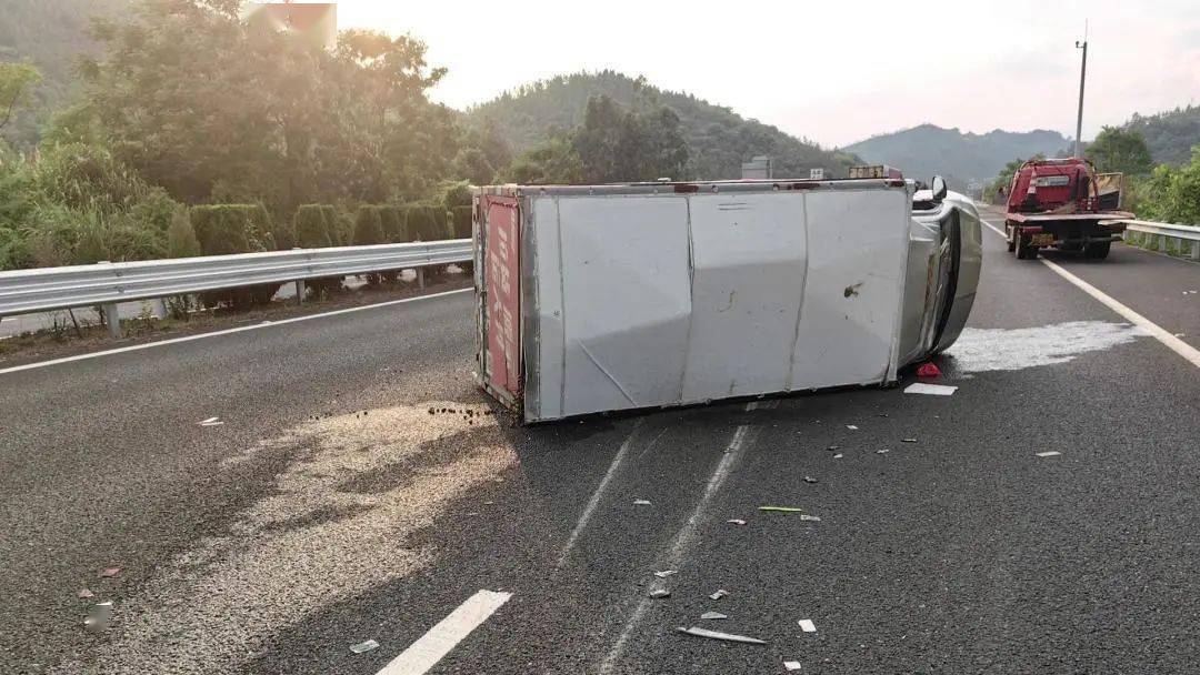 瞬间翻车 夏季易发 驾驶人一定要注意