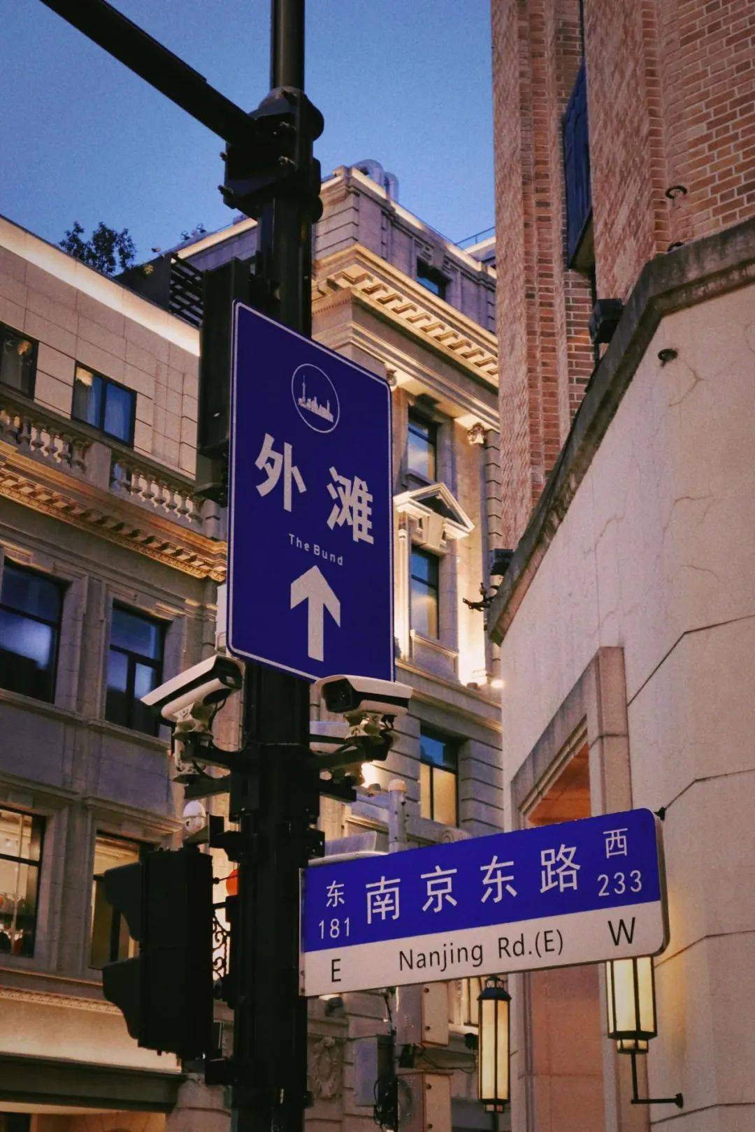 在19世纪末外滩成为了上海的国际贸易中心吸引了来自世界各地的商人