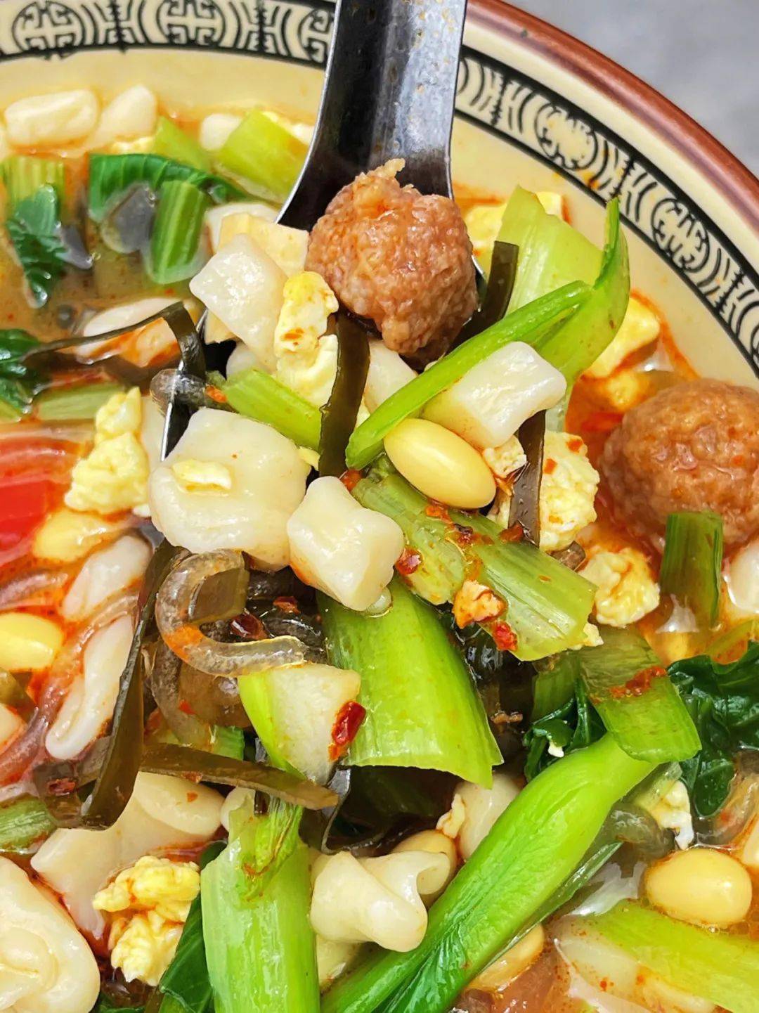 特色是肉蛋烩麻食端上来得自己加醋加辣子特别像东郊夜市上的味道好像
