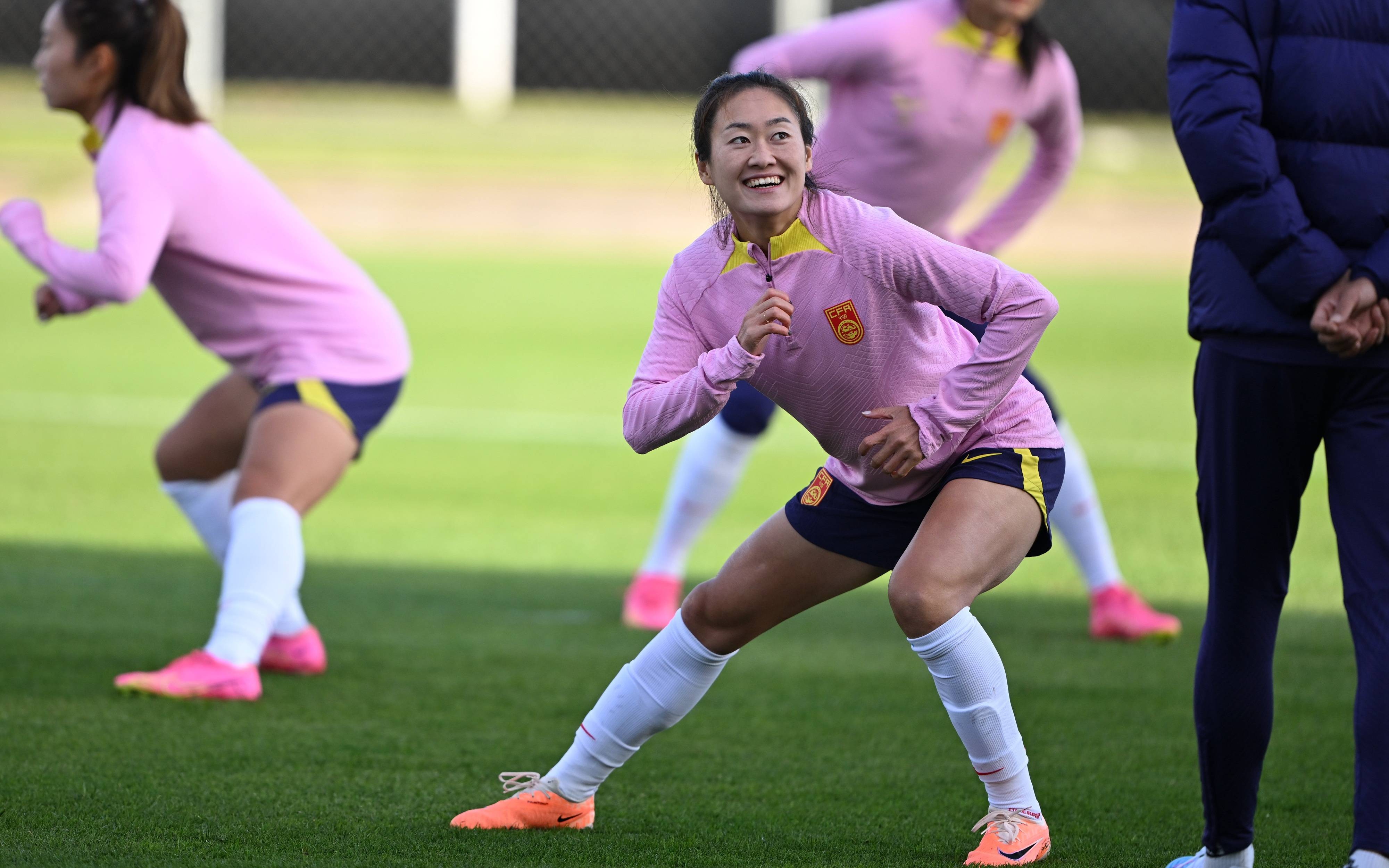 300球迷观看中国女足训练课,后防众将对首战丹麦有准备