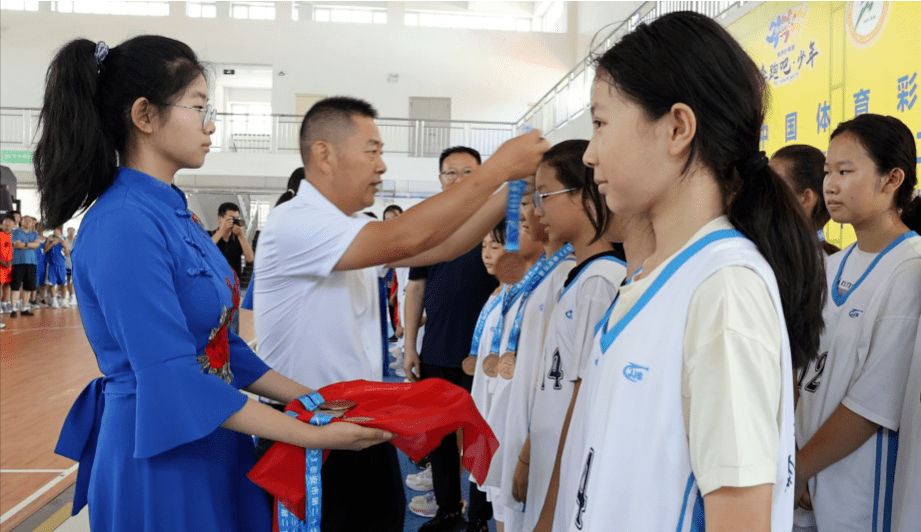 本次中小学生篮球赛在东平县明湖中学,县全民健身中心和佛山小学分设3
