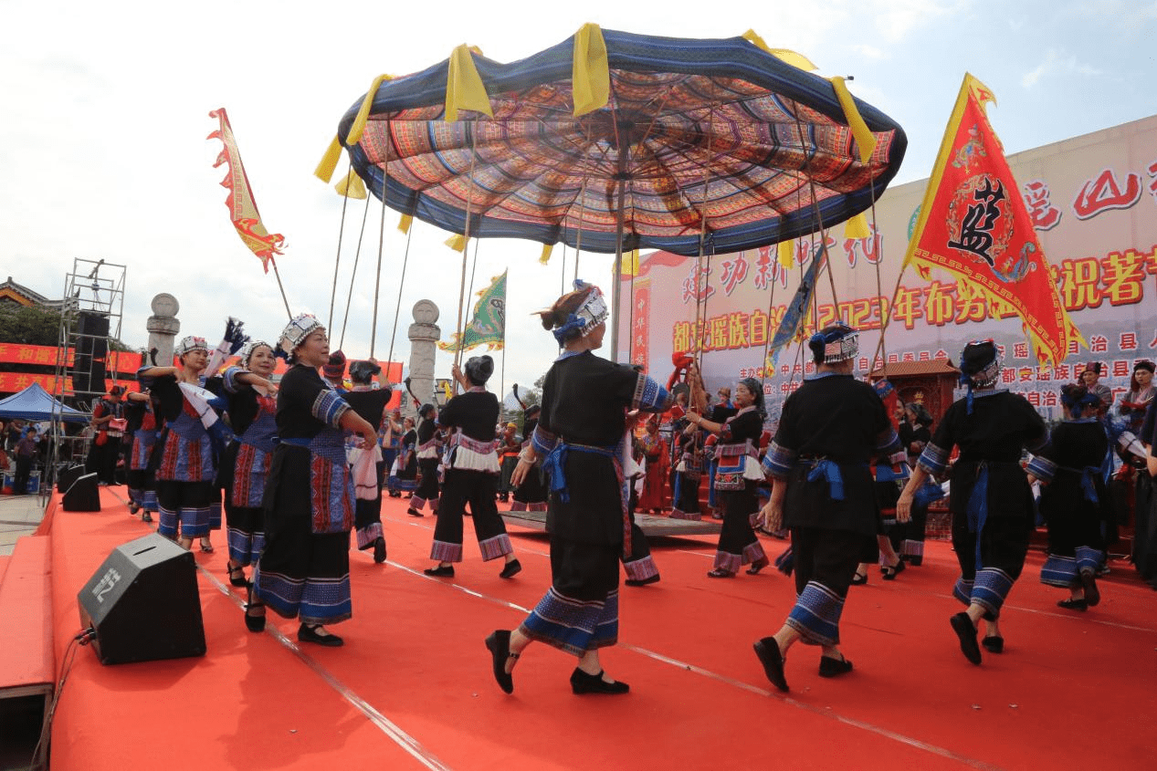 广西都安瑶乡群众载歌载舞欢度祝著节