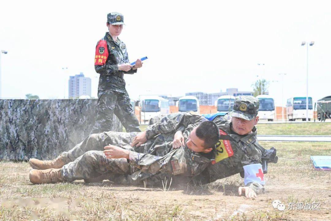 卫生员正进行侧身匍匐搬运伤员比武