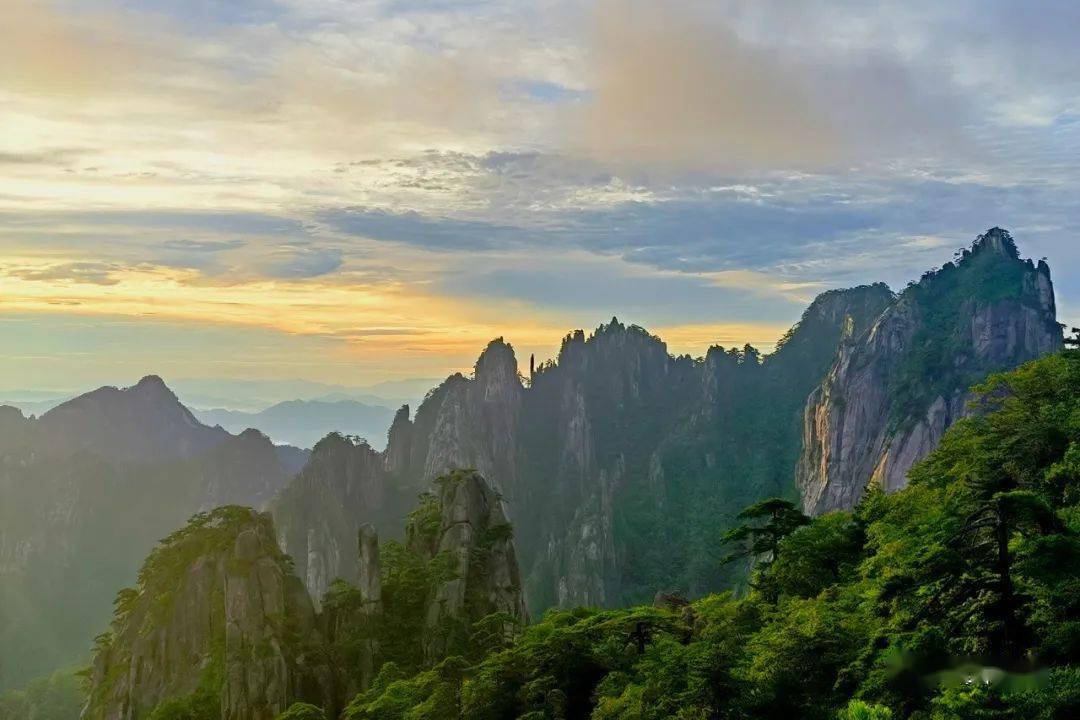 朝暮之间,漫步山巅,浪漫的霞光更是山川与时间不变的约定,当漫天霞光
