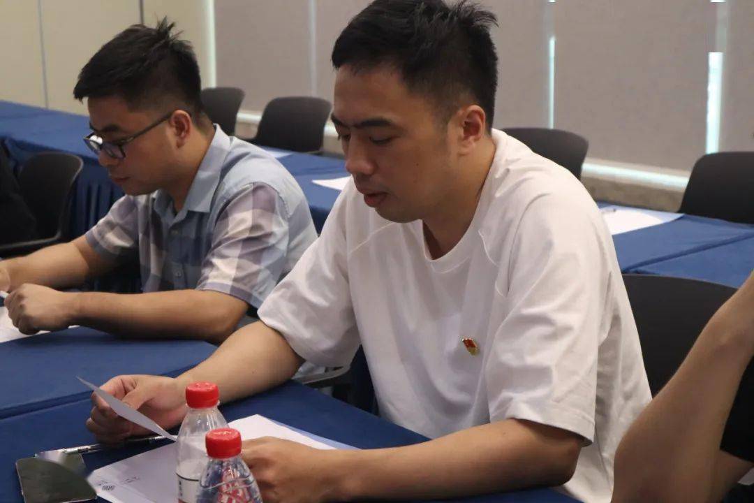 先由预备党员张力,沈天添同志介绍自身简历,入党动机,并汇报预备期间
