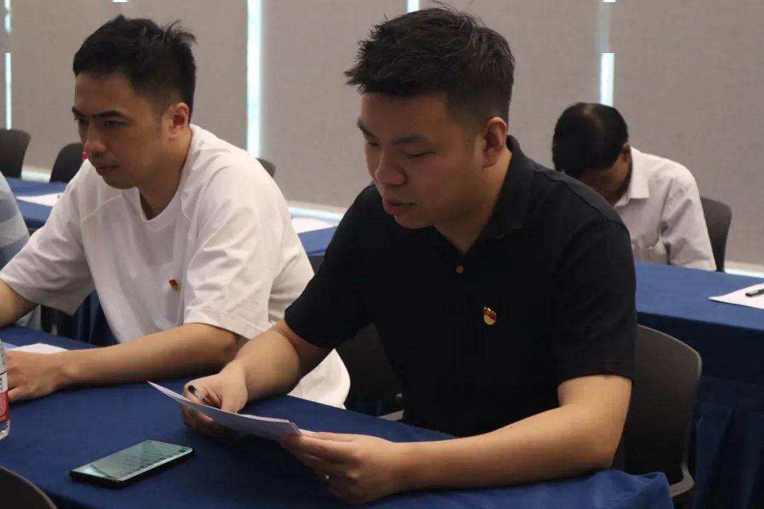 先由预备党员张力,沈天添同志介绍自身简历,入党动机,并汇报预备期间