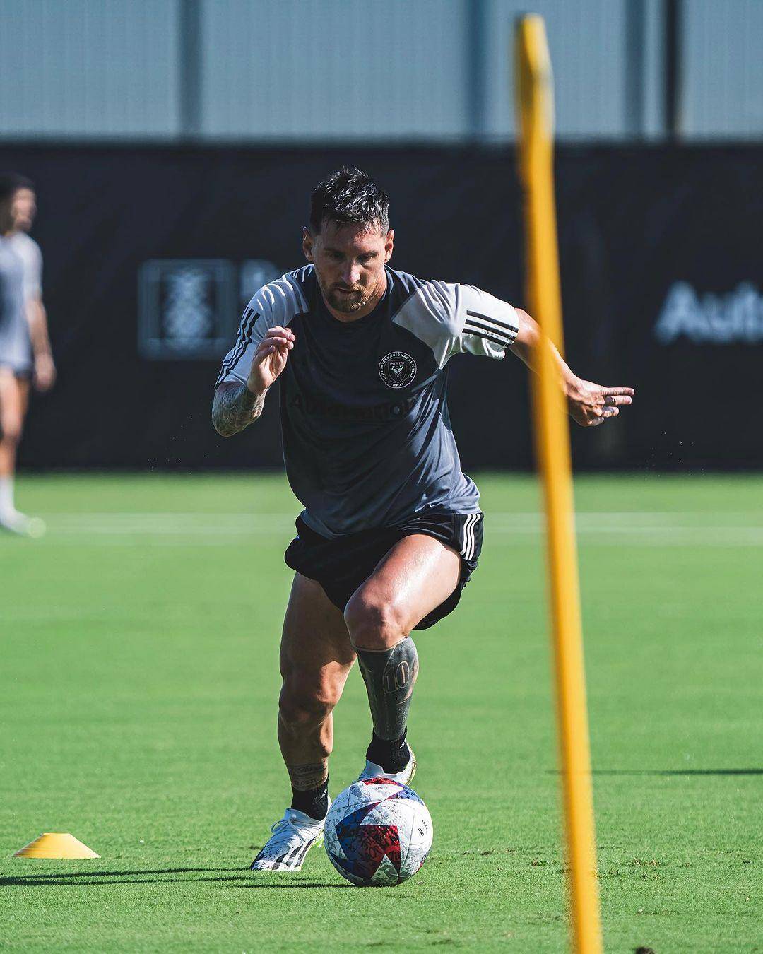 梅西迈阿密国际首训,被队友列队欢迎_高清_图片_训练课