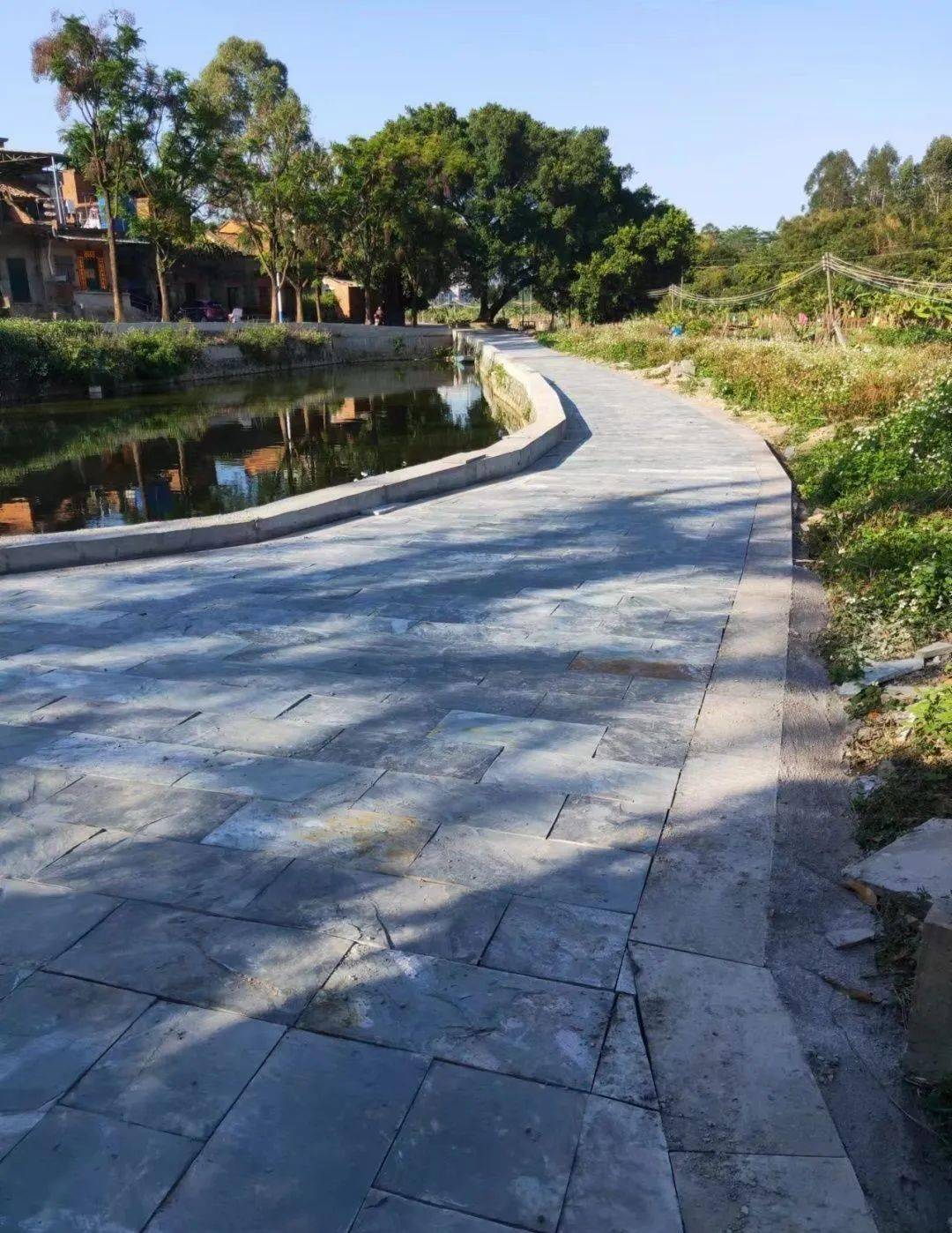 项目主要通过道路提升,广场升级改造和建设篮球场,健身步道,绿化工程