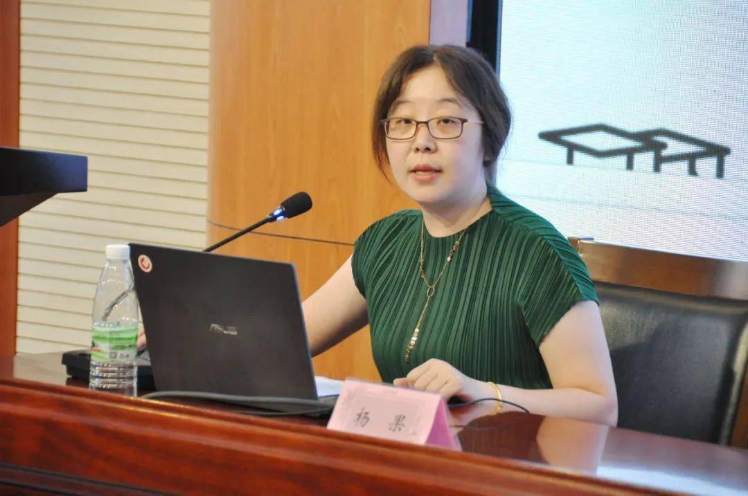 随后,王清华副校长代表东林中学参加了"课程与教学变革"论坛,作了"竞