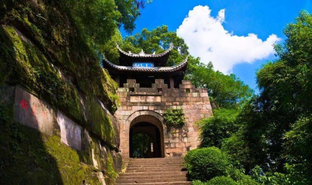 下午到黄瓜山乡村旅游区采摘梨,葡萄,晚上住特色民宿或茶山竹海景区内