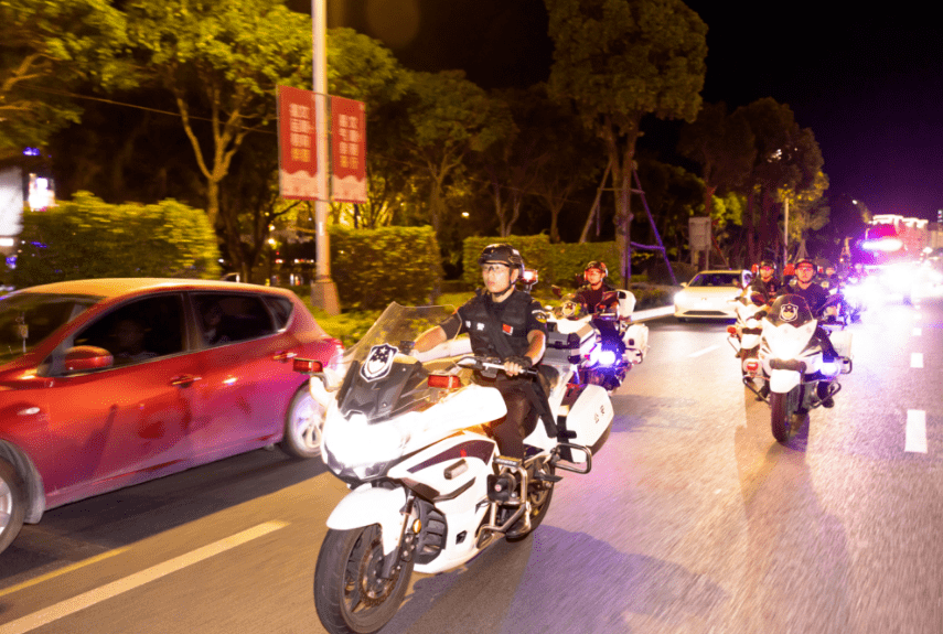 成了長樂街頭一道獨特的風景線……全天守護的巡邏民警醒目的警燈標誌