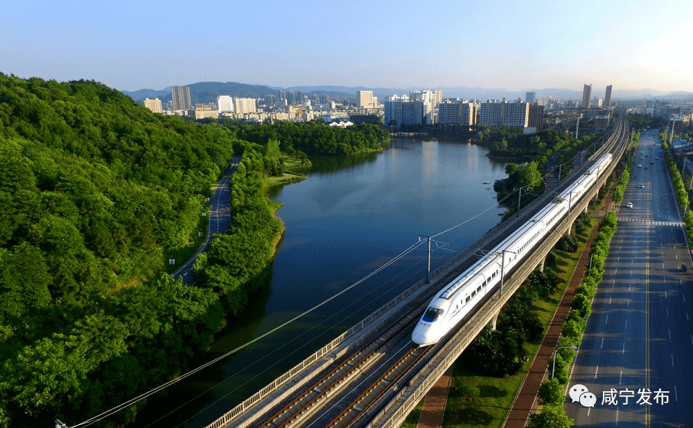 居于京广铁路干线,临近武汉,境内武广高速铁路,京广铁路,武咸城际铁路