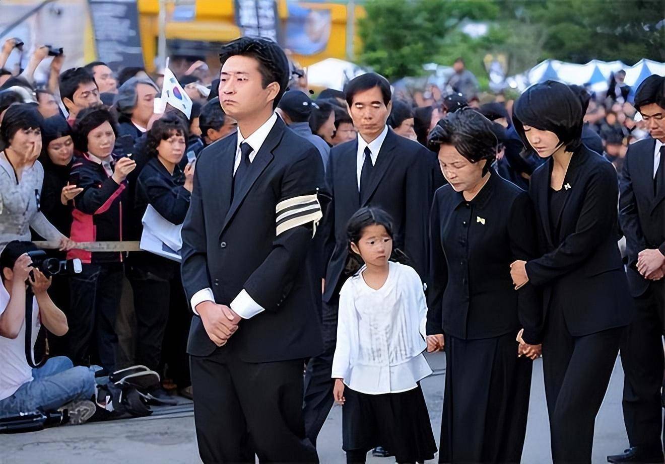 在这起受贿案中,卢武铉的女儿卢静妍无疑是涉水最深的一位,在经过调查