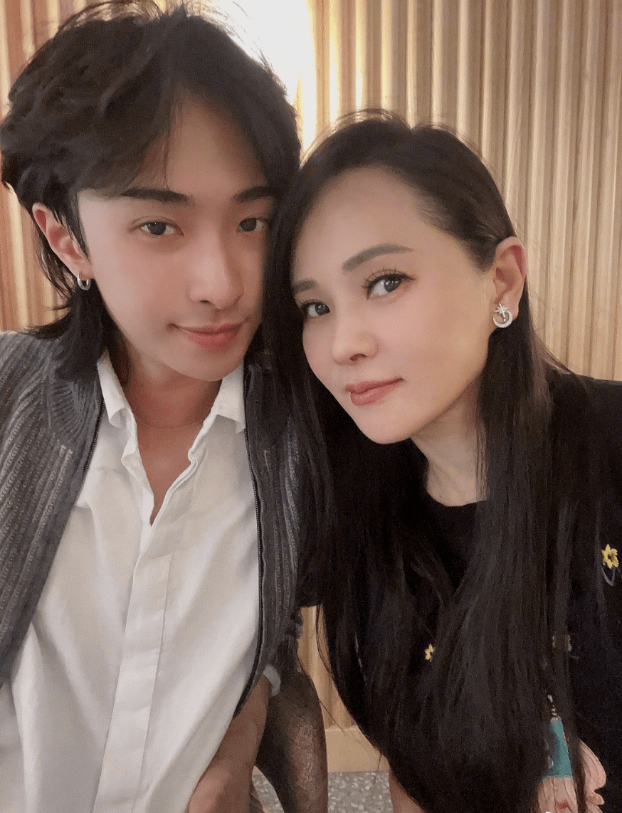 哈利帮爸爸宣传演唱会,父子俩欢乐互动_孩子_伊能静_时候