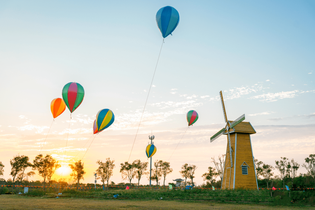 半岛花溪乐园坐落于风景秀美的浮槎山下尖山湖畔,依山傍水,山明水秀.