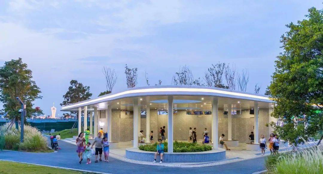 光伏实现能源自给自足可以依据城市景观定制化设计完美融入城市采用