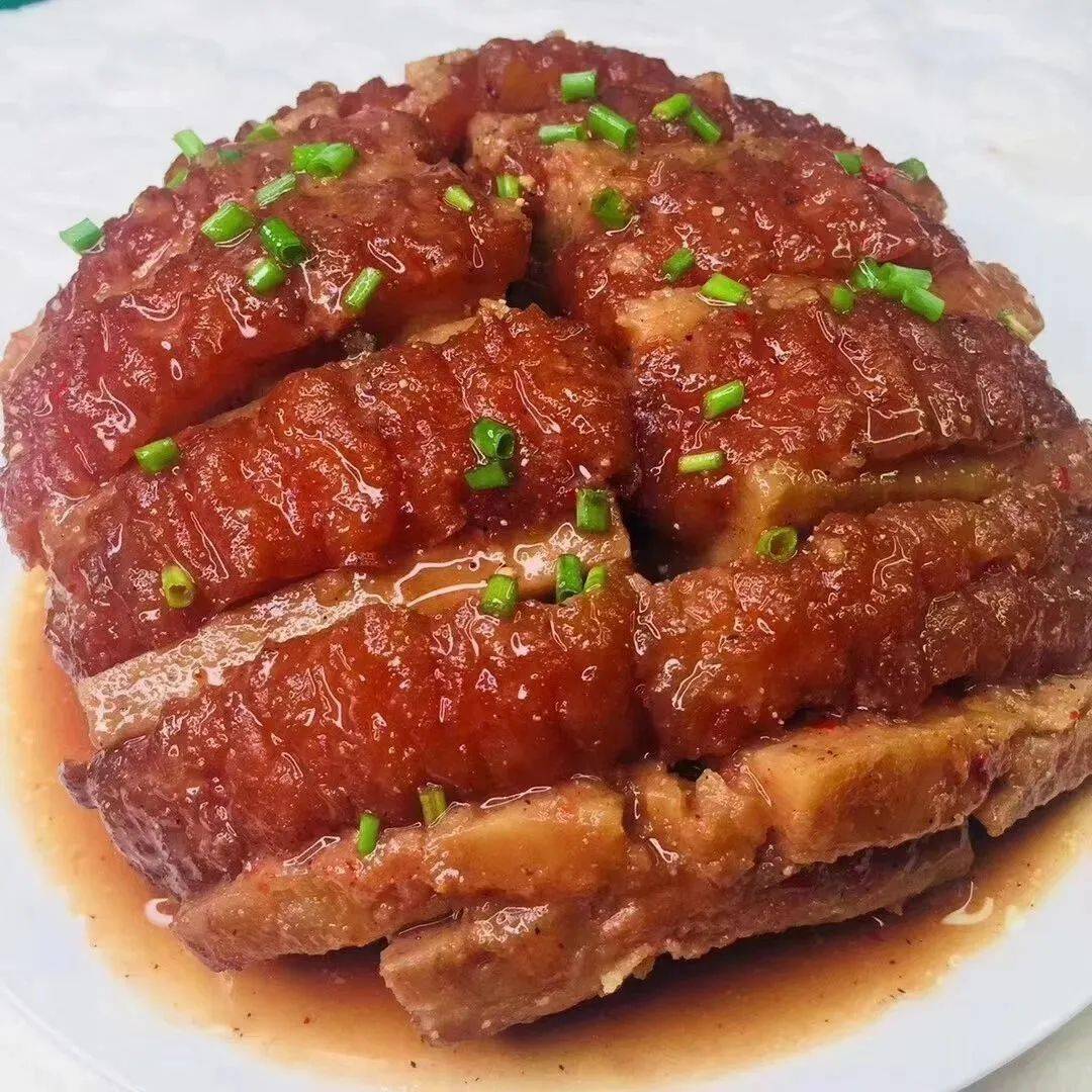 信都三黄鸡信都三黄鸡是广西贺州的特色美食,以三黄鸡为原料烹饪出的