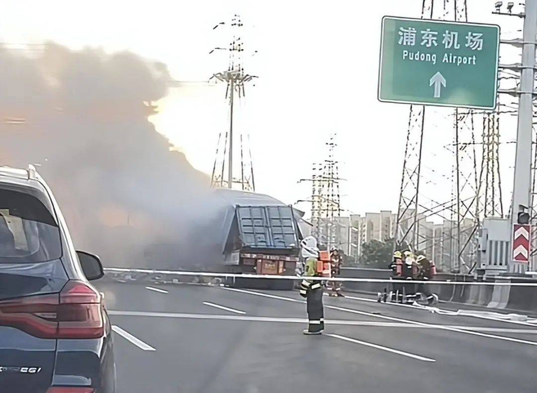 突发事故!已致2死2伤_高速公路_车辆_人员