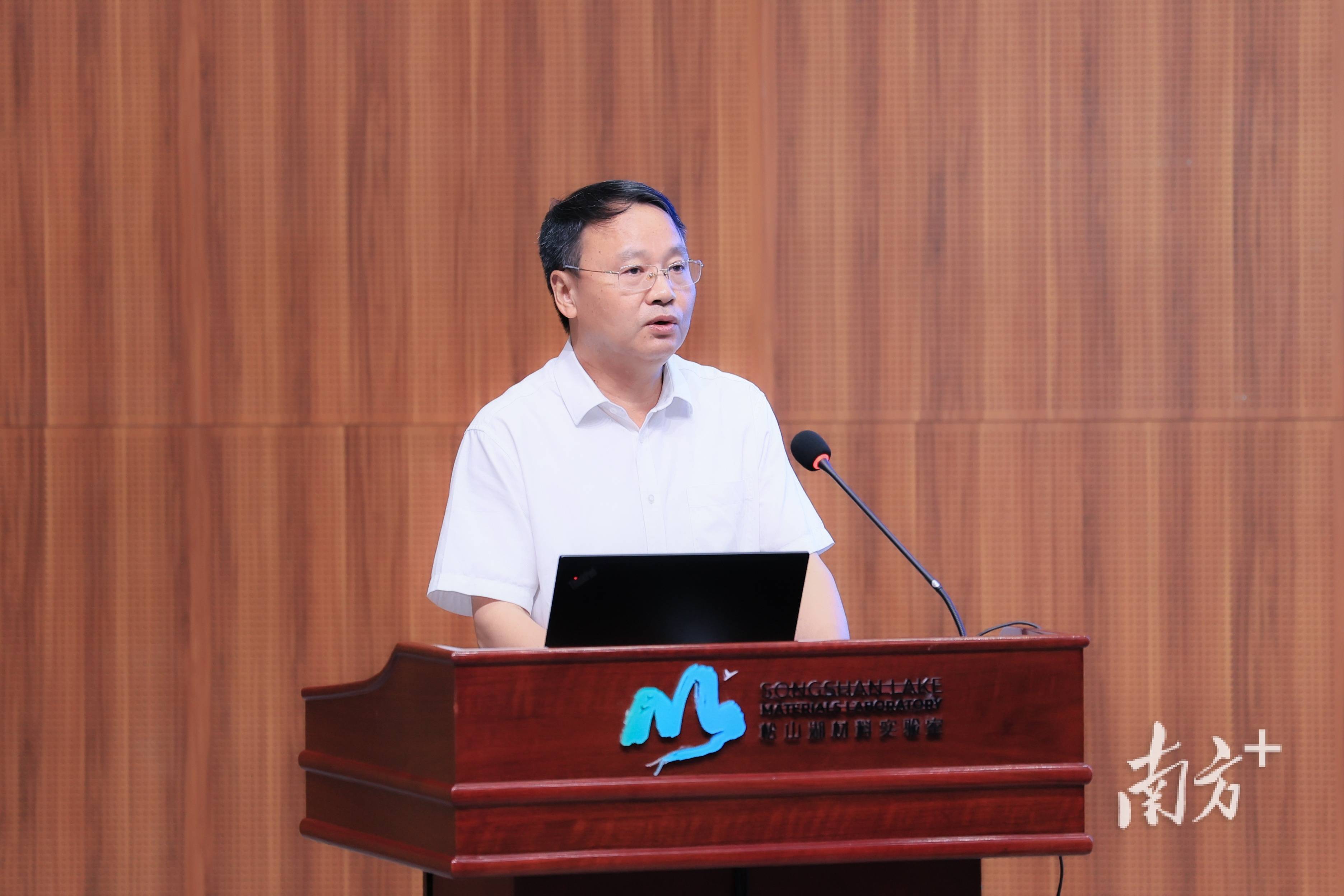 中国科协青少年科技中心副主任张振威寄语学生们,希望大家志存高远,把