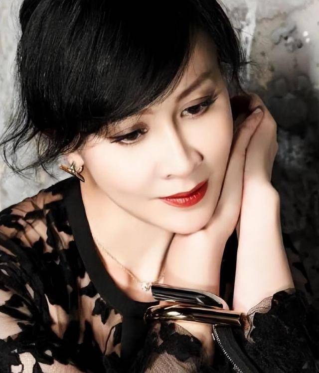 事实证明,58岁的刘嘉玲,已经走上了另一条大道_许晋亨_香港_颁奖