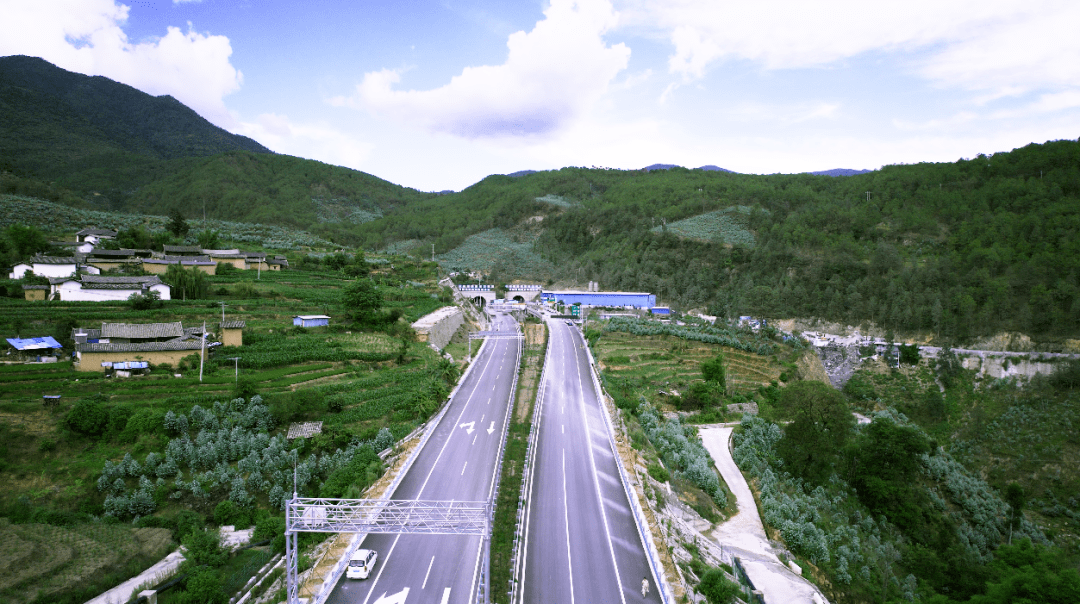【荣耀40年】岁月回眸丨扫尽天堑化通途,中建七局攻克世界级泄水难题_隧道_施工_斜井