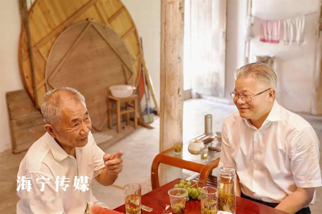 7月26日下午,曹国良带队首先来到袁花镇许海华将军家中,与许海华将军