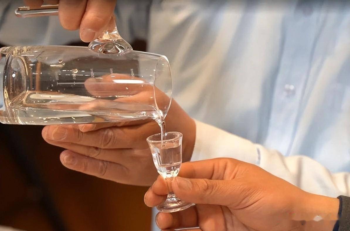 酒桌给人倒酒,别人"敲桌子"是在挑衅你?别误会,免得闹矛盾