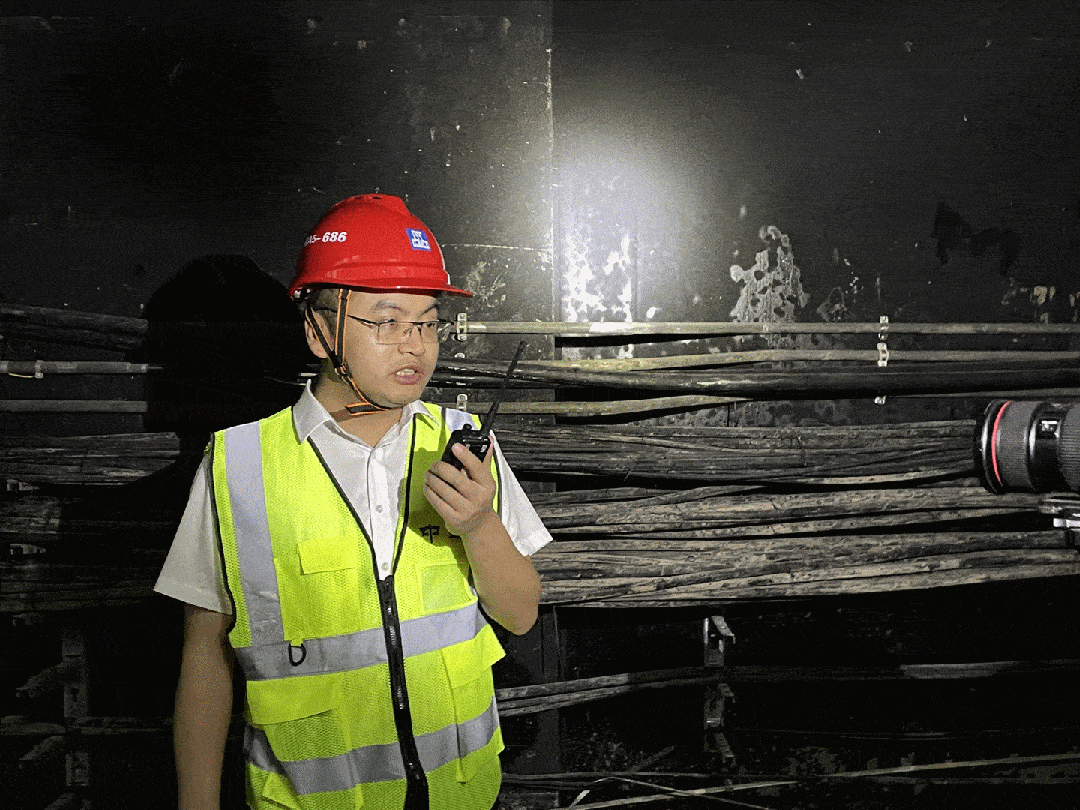 在前往项目部驻地的车上,来接我们的办公室主任王华飞神采飞扬地介绍